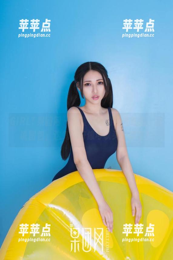 GIRLT果团网 - 看黄歆苑的黑色私拍，别说图包，这气氛好像可以买一整套！