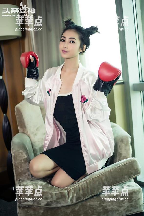 TouTiao头条女神 - 圣诞节来临，李思彤又给我们带来了新一波的美照，这种节日狂欢…