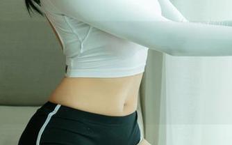 UGirls尤果网 – 白裙在风中飘扬，黛蓓琪瞬间变女神！原图注意：实力搬运，随意模仿后果自负！