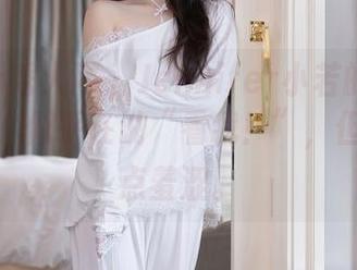 Xiuren秀人网 – Jennifer小若的全套短裙图包，似乎在说“看我！”，但又带着点羞涩。