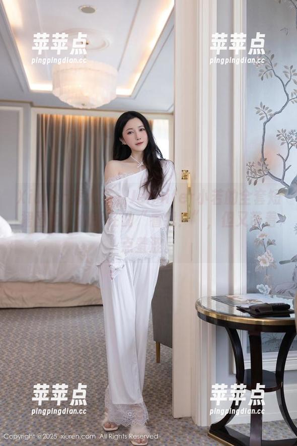 Xiuren秀人网 - Jennifer小若的全套短裙图包，似乎在说“看我！”，但又带着点羞涩。