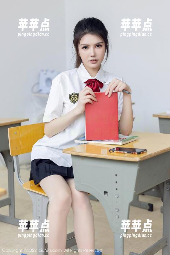 Xiuren秀人网 - 乔娜娜与她的红裙：定制图集里的每一抹红，都藏着些小心思。