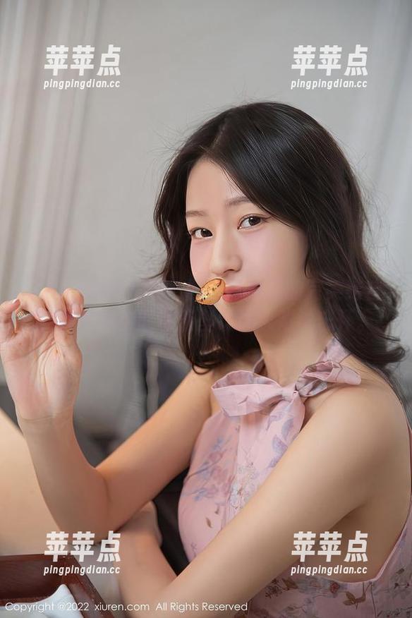 Xiuren秀人网 - 西装与丝足的完美结合，九千柒柒的高清壁纸让人难以忘怀。