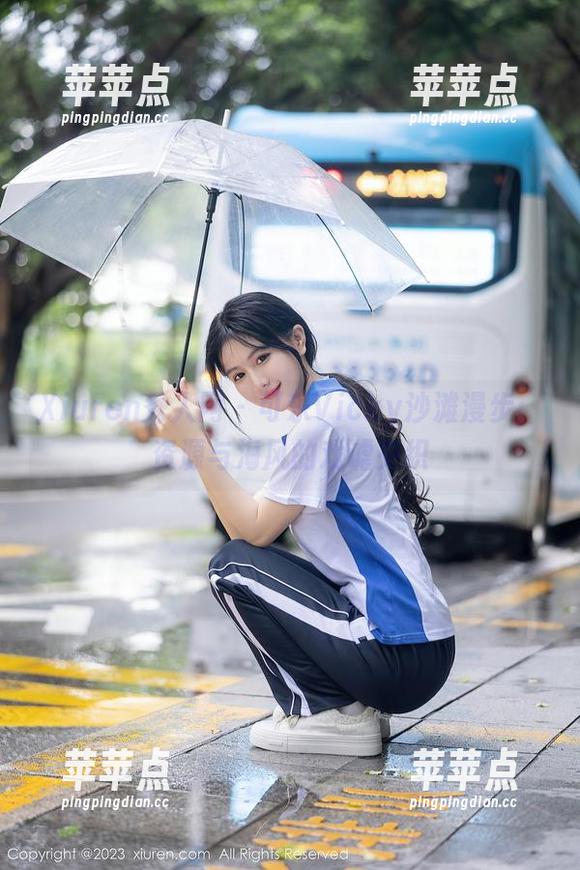 Xiuren秀人网 - 可乐Vicky沙滩漫步：资源与海风的戏谑交织