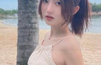 来一波roroki骷髅姬的自拍套图，不得不说，这姿势太有意思了。