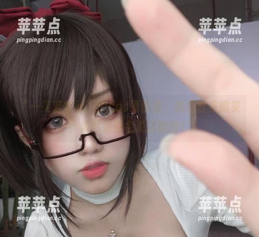 “一笑芳香沁”的cos原图里，裤里丝在微笑？果然是张会说话的图！
