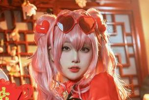 七七娜娜子：一组写真，足球场上禁忌的修女