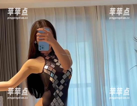 微密圈 - 在线，不爱笑的赛琳的蓝色蕾丝包臀裙：只愿让我多看一眼，结果却想了许多。