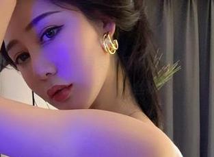 微密圈 – 私拍：原图中的不爱笑的赛琳奶牛女仆，跳脱常规的可爱中似乎又透着一丝狡黠。