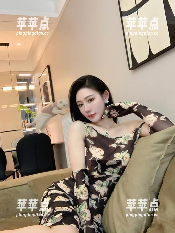 微密圈 - 渔网丝袜搭配西服？不爱笑的赛琳果然走在潮流前沿，福利图集拿去吧！