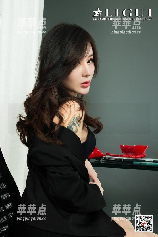 丽柜 - 看桃子学妹的写真集，原图直接变成了天使和恶作剧！