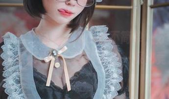 南鸽的自拍作品集，简约却不简单，分享的美感依然摇曳——真叫人想一探究竟。