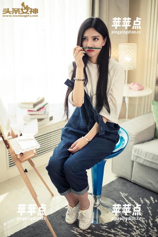 头条女神 - 一身制服，蔡楠的照片总是让人瞩目。