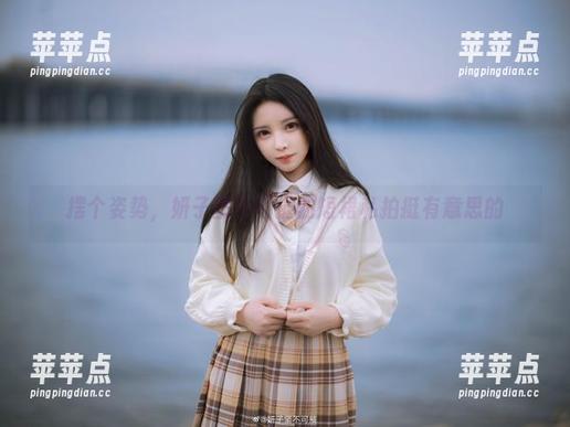 摆个姿势，妍子坚不可摧的短裙私拍挺有意思的