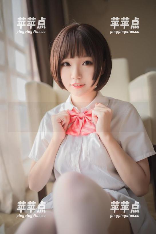 宅夏yoko的最新写真：水手服黑丝，果然不出我的意料呀！