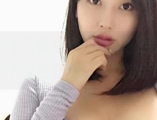微密圈 – 小芯酱在家“躺赢”四方,原图丨下载感受来自沙发的亲切