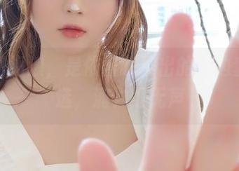 颈链和海浪，是依酱吖推出的海边套图精选，润物细无声