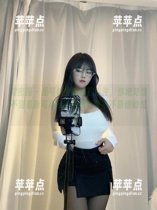 微密圈 - 是可馨耶的校园人生，你绝对想不到最新写真集中流转着哪些不靠谱的想象。