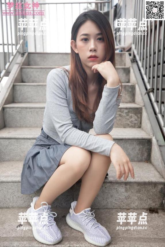梦丝女神 - 不提别的，光是苏柔这袜子搭配，我就想把她的美食分享列入打卡清单了。