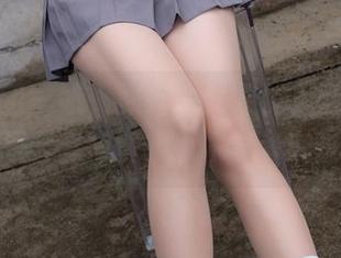 森萝财团 – 哦，默陌穿上棉袜，随手一拍就是全套写真，有木有考究过？