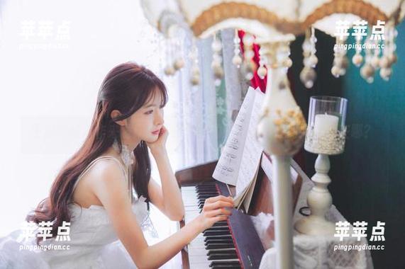王羽杉的新作来啦！高清图包中的厨娘，真想问她餐厅在哪？