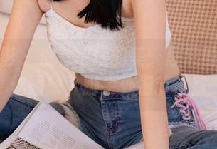 甜予摄影 – 没有底线的美：思思的油亮灰丝图册，脚尖处细节丰富