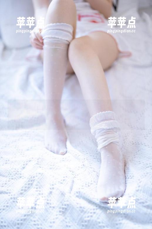 白露Bululu的校服cos，照片不仅仅是定格，还有一种意外的沉淀力量在流动。