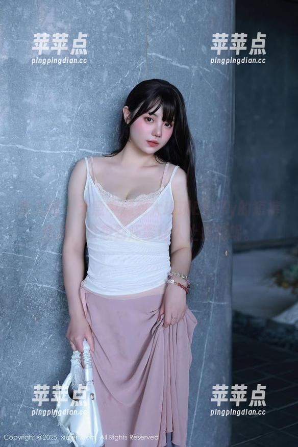 秀人网-大琪琪Emily 秀人网 - 无意中刷到大琪琪Emily的短裤作品,没想到还蛮让人上瘾的呢。