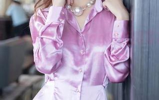 秀人网 – 分享尤妮丝Egg的红裙写真，顺便打个包要不要？