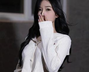 秀人网 – 白甜的比基尼写真，感觉一张壁纸都不够，求求你们把整个房间都搬来好吗？哈哈！