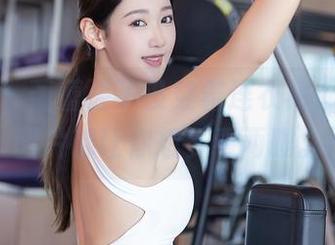 秀人网 – 蕾蕾醒了没穿着连衣裙，原图和图片都让你想多看两眼。