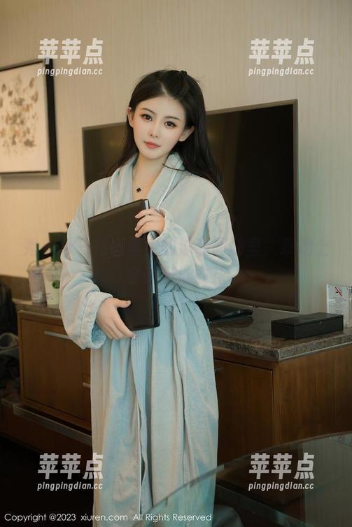 秀人网 - 在蛋蛋宝的泳装图册里，草地上会开出泳衣花