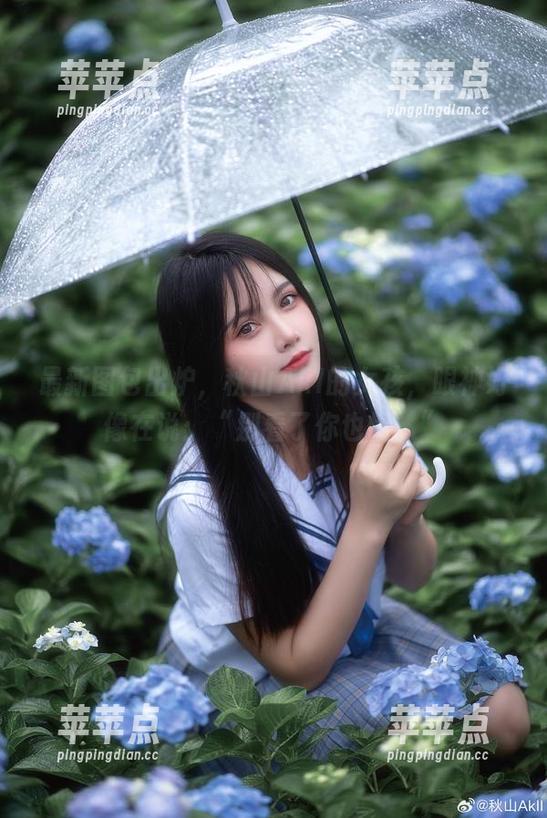 最新图包出炉，秋山AkI的女孩，眼神好像在说：“别看了你也懂。”