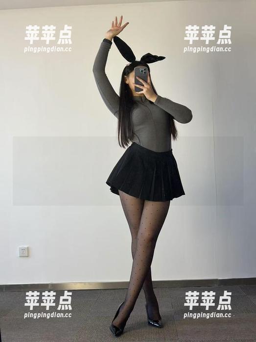 微密圈 - 美邵女Baby在棕色丝袜精选写真集里轻松撩动心思，就问你敢不敢来看！