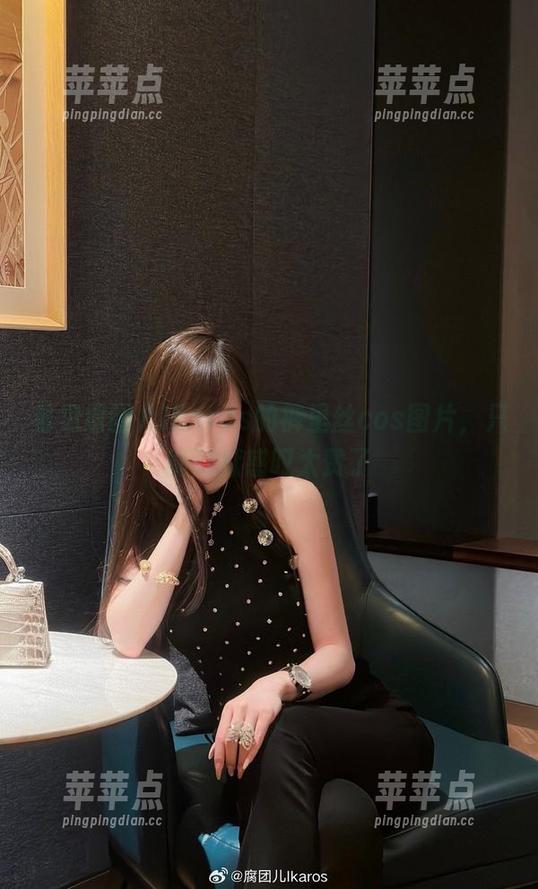看见腐团儿Ikaros的裤里丝cos图片，只能默默感叹太赞了