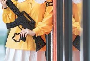 泳池边的图集：芊芊酱w说“我就是水的小姐姐”。