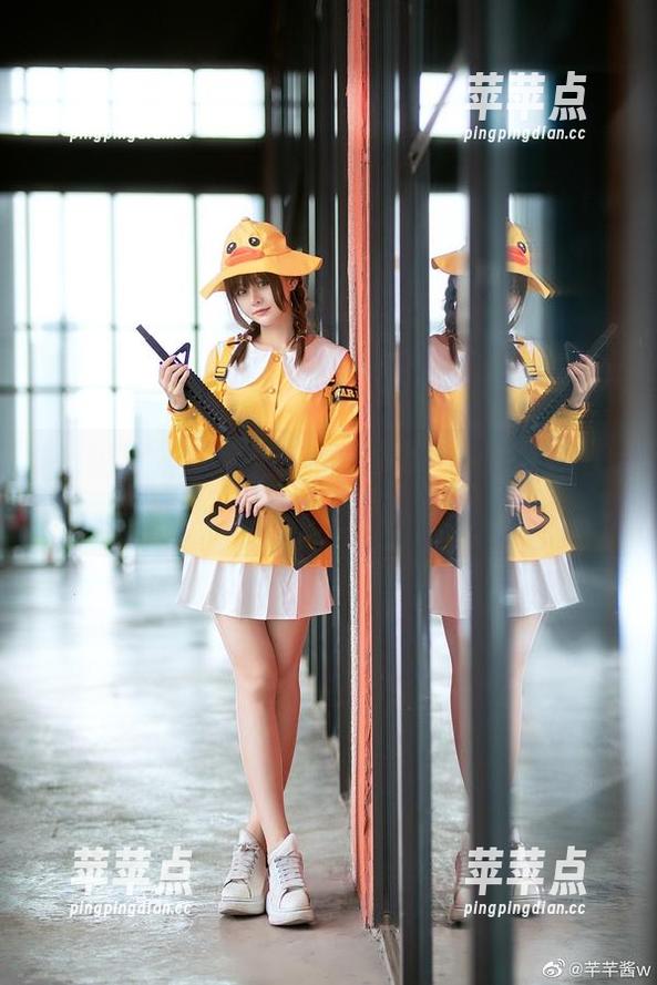 泳池边的图集：芊芊酱w说“我就是水的小姐姐”。