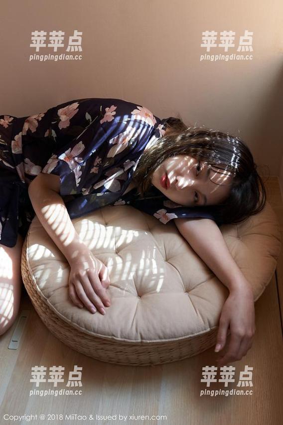 蜜桃社 - 小魔女lily在水手服里上演的私拍，图集中藏着一整本小心思。