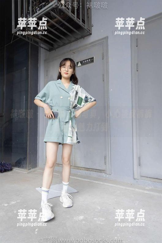 袜啵啵 - 稚予带来的写真，小心被皮裤裤里丝的魅力打到