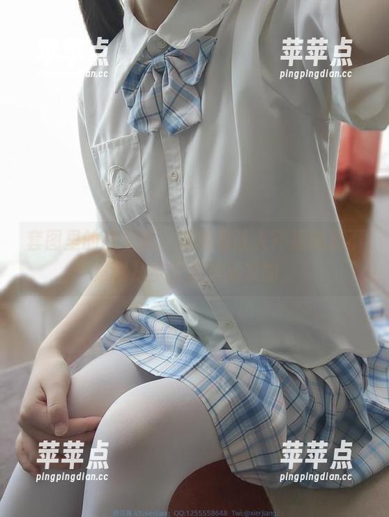 套图里的西尔酱，清纯得让人怀疑她是不是刚从学校里跑出来的。