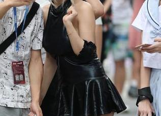 村子里的春光，你根本没见过这样美的红衣白裙，没错，魔镜街拍做到了！