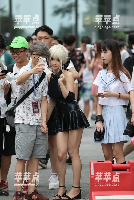 村子里的春光，你根本没见过这样美的红衣白裙，没错，魔镜街拍做到了！