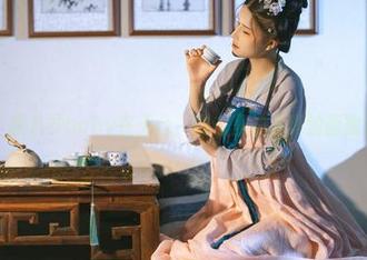 看，鹿八岁baby在天台，图包里的写真油画般美丽